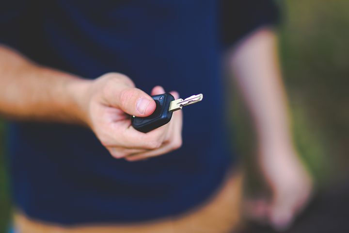 Can a locksmith cut and program car keys without the original?
